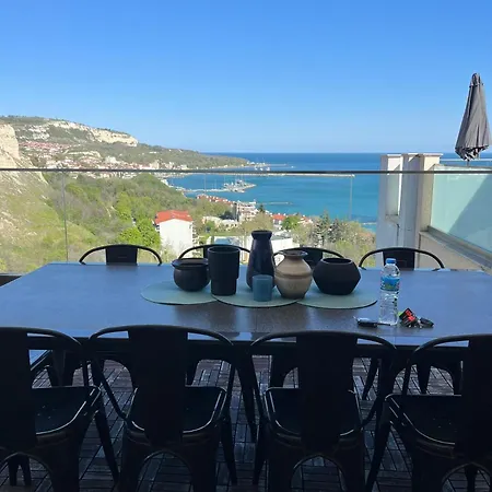 Queen's Penthouse Апартамент Балчик