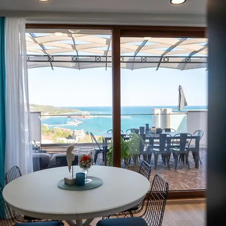 Апартамент Queen's Penthouse Балчик