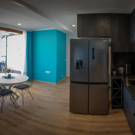 Queen's Penthouse דירה