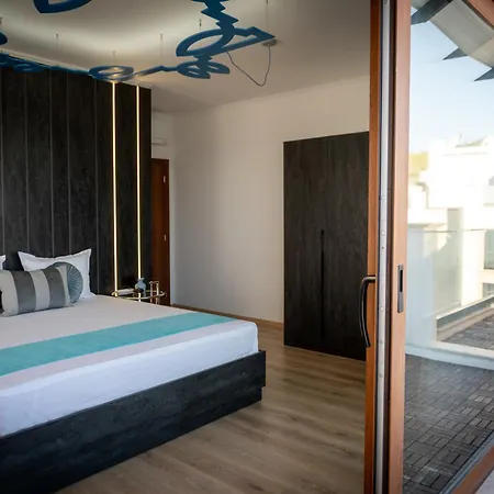 Queen's Penthouse דירה