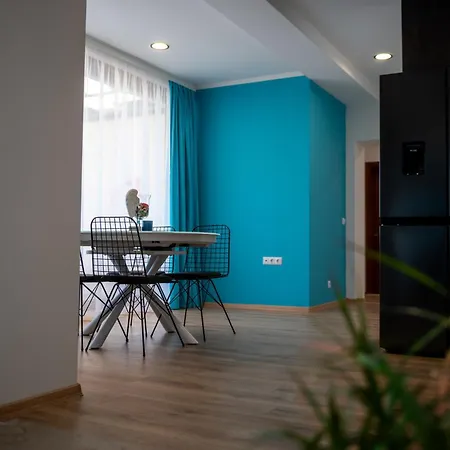 Queen's Penthouse דירה