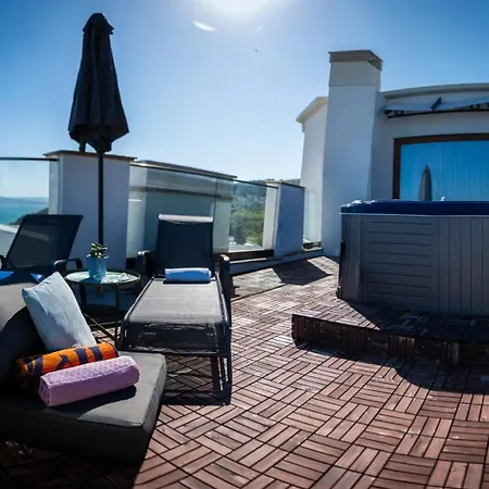 Queen's Penthouse דירה